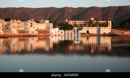 Case riflettendo nel Lago di Pushkar durante l ora d'oro. Pushkar, Rajasthan, India. Puskhar lago è un lago sacro per gli indù. Foto Stock