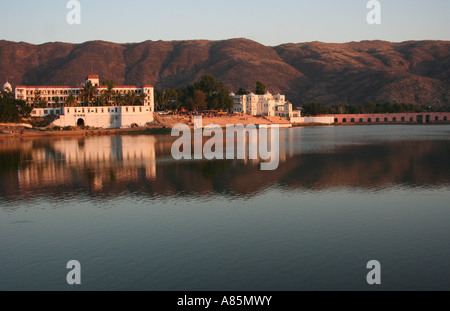 Case riflettendo nel Lago di Pushkar durante l ora d'oro. Pushkar, Rajasthan, India. Puskhar lago è un lago sacro per gli indù. Foto Stock