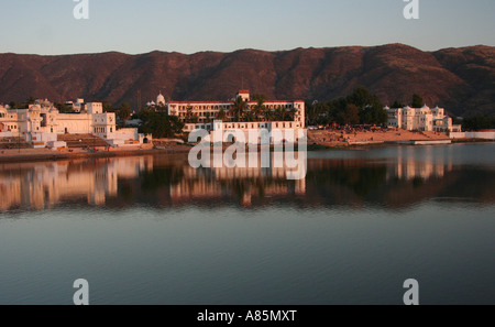 Case riflettendo nel Lago di Pushkar durante l ora d'oro. Pushkar, Rajasthan, India. Puskhar lago è un lago sacro per gli indù. Foto Stock