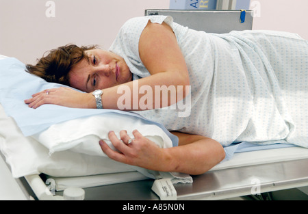 Donna con enema del bario sulla tavola di Siemens Medical Solutions Axiom Iconos R200 fluoroscopia l'unità di imaging ospedale privato REGNO UNITO Foto Stock