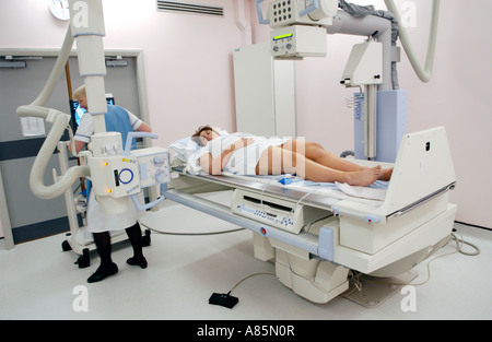Donna con enema del bario sulla tavola di Siemens Medical Solutions Axiom Iconos R200 fluoroscopia l'unità di imaging ospedale privato REGNO UNITO Foto Stock