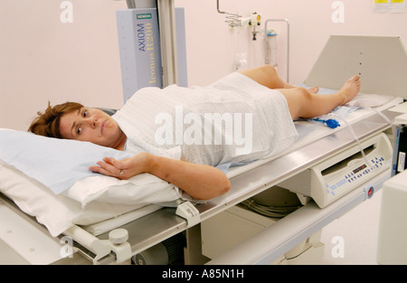 Donna con enema del bario sulla tavola di Siemens Medical Solutions Axiom Iconos R200 fluoroscopia l'unità di imaging ospedale privato REGNO UNITO Foto Stock