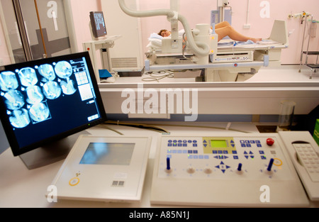 Donna con enema del bario sulla tavola di Siemens Medical Solutions Axiom Iconos R200 fluoroscopia l'unità di imaging ospedale privato REGNO UNITO Foto Stock