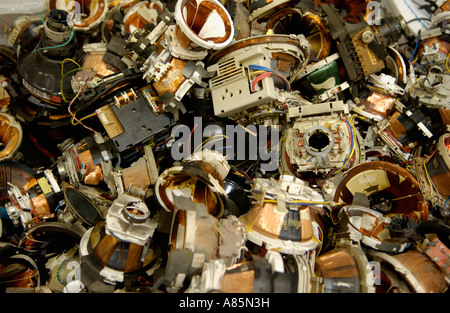 Componenti dal tubo catodico CRT monitor di computer e televisori domestici pronto per il riciclaggio in fabbrica nel South Wales UK Foto Stock