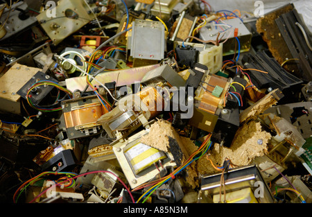 Componenti dal tubo catodico CRT monitor di computer e televisori domestici pronto per il riciclaggio in fabbrica nel South Wales UK Foto Stock