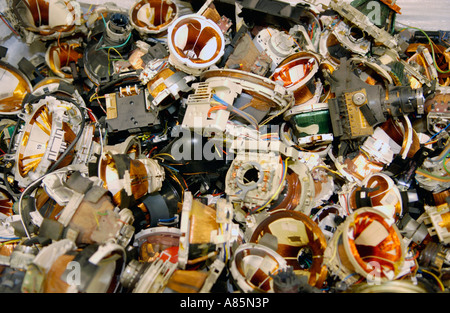 Componenti dal tubo catodico CRT monitor di computer e televisori domestici pronto per il riciclaggio in fabbrica nel South Wales UK Foto Stock