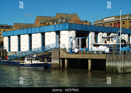 Fiume Tamigi all'alta marea Metropolitan Police Marine Support workshop e locali per la manutenzione sul lungomare giornata celeste a Wapping East London Inghilterra Regno Unito Foto Stock