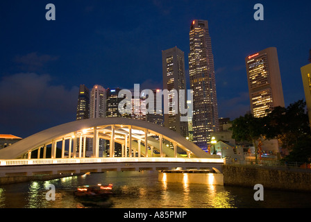 Elgin Bridge e verso il centro storico quartiere degli affari al crepuscolo, Singapore. Foto Stock