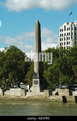 Londra Cleopatras ago sul Victoria Embankment visto dal fiume Tamigi Foto Stock