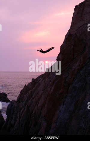 Cliff Diver al tramonto Acapulco, Messico Foto Stock