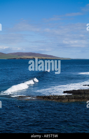 Dh Eynhallow Sound EVIE ORKNEY onde di rotolamento a terra seacliff rocce mare blu e Rousay costa dell'isola Foto Stock