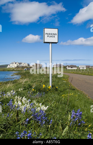 dh oltrepassa il cartello STRADALE UK Square a forma di cartello stradale E Orkney campagna post paese corsia luoghi scozia Foto Stock