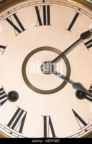 Un antico scuola Ansonia fino orologio vicino. Foto Stock