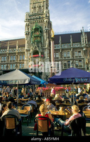 STREET CAFE di fronte al Neues Rathaus il Municipio nuovo piazza Marienplatz Monaco di Baviera Baviera Germania Foto Stock