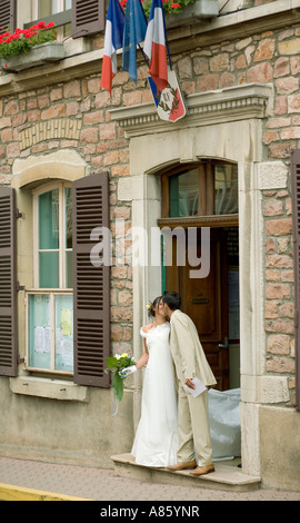 BACI SPOSI DI FRONTE AL MUNICIPIO JULIENAS BEAUJOLAIS, REGIONE VINICOLA DELLA VALLE DEL RODANO, FRANCIA E EUROPA Foto Stock