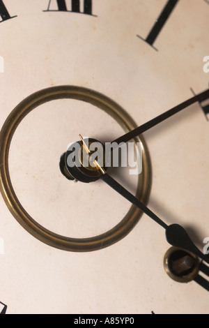 Un antico scuola Ansonia fino orologio vicino. Foto Stock