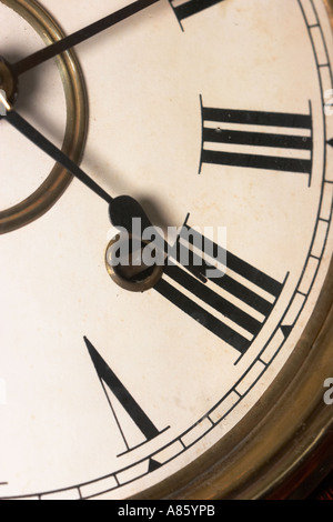 Un antico scuola Ansonia fino orologio vicino. Foto Stock