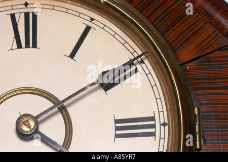 Un antico scuola Ansonia fino orologio vicino. Foto Stock