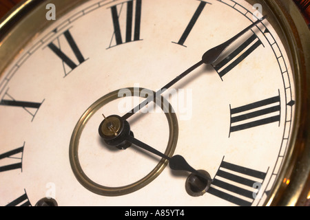 Un antico scuola Ansonia fino orologio vicino. Foto Stock