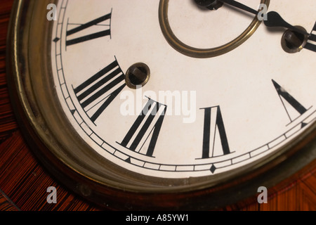 Un antico scuola Ansonia fino orologio vicino. Foto Stock