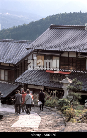 La vecchia centrale di autostrada o Nakasendo, tesse il suo modo attraverso i piccoli villaggi come questo noto come Magome nella Prefettura di Nagano Foto Stock