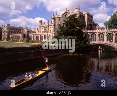 U K Gran Bretagna Inghilterra Cambridge St John s College nuova Corte Ponte dei Sospiri punting sul fiume Cam Foto Stock