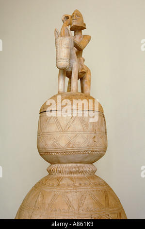 Una nave Dogon lidded con un surMonte figurato equestre proveniente dal Mali, Africa occidentale. Questo tipo di oggetto è spesso indicato come una ciotola di libazione coperta Foto Stock