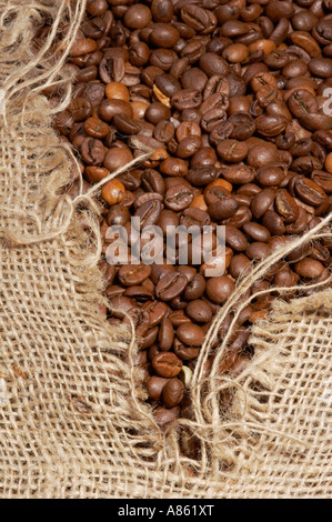 Rosolare i chicchi di caffè in un aperto gunnysack Foto Stock