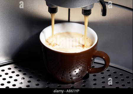 Tazza di caffè sotto un caffè mashine Foto Stock