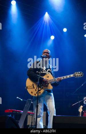 Ray Phiri si esibisce con stimoli al Cape Town International Jazz Festival Sud Africa Foto Stock