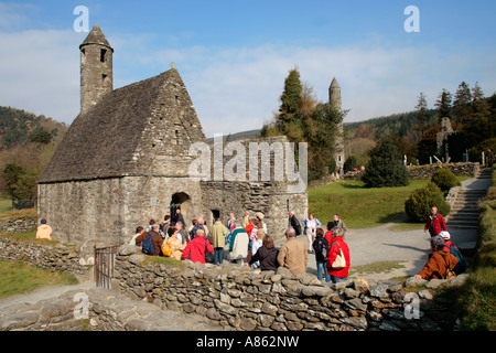 Torre rotonda e la vecchia cappella a Glendalough nella contea di Wicklow in Irlanda Foto Stock