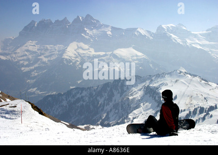 Snowboarder cercando su piste svizzere di Portes du Soleil, Francia da Avoriaz. Foto Stock