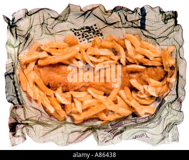 Pesce e patatine fritte in un giornale come una polaroid trasferimento in emulsione Foto Stock