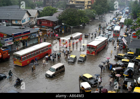 Traffico in monsone alluvione a Bombay Mumbai Maharashtra India Asia Foto Stock