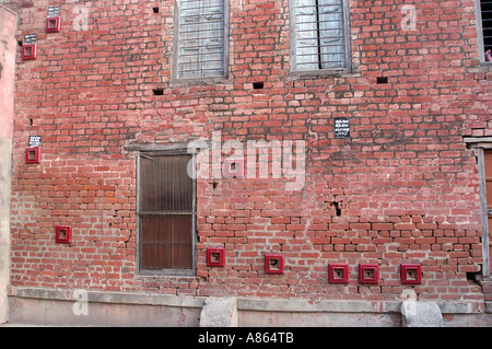 Fori di proiettile su pareti di Jalianwala Baug , Amritsar , Punjab , India Foto Stock