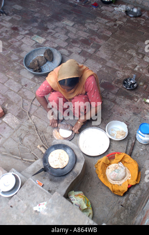 Punjabi donna la cottura nella cucina aperta, Amritsar Punjab, India Foto Stock