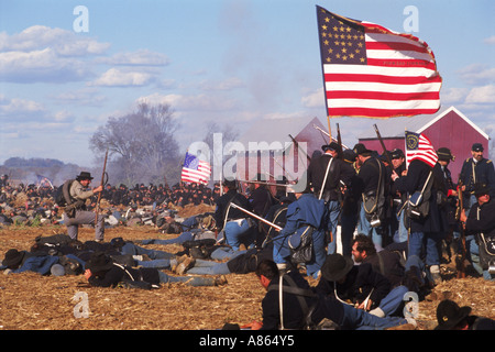 Reinactment di guerra civile battaglia tra Unione Esercito e esercito confederato a Franklin, Tenneessee USA Foto Stock