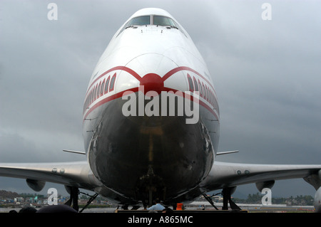 Air India Boeing 747 piano Aereo Le compagnie aeree ufficiali portante del cielo indiano skies parcheggiato in piedi di Bombay Asia Airport Foto Stock