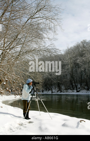 Inverno di osservazione degli uccelli con cannocchiale - Verticale Foto Stock