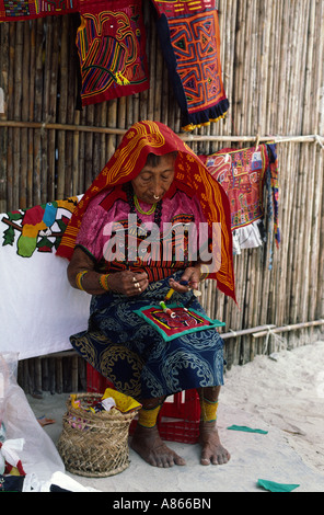 Una Kuna donna indiana la cucitura, isole San Blas, Panama Foto Stock