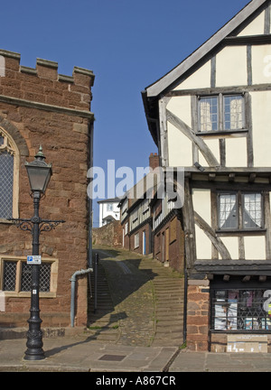 Le fasi fino Stepcote Hill separare la chiesa di St Mary passi e un rinnovato in stile Tudor House in Exeter Foto Stock