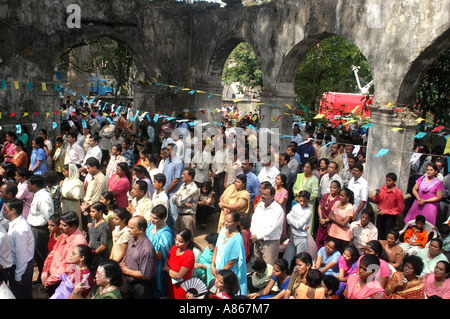 MPD77550 cristiani che frequentano la Santa Messa a Bombay Mumbai India Foto Stock