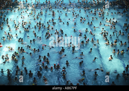 Giorno caldo nuotatori in Chamshil piscina coperta a Seoul complesso sportivo in Corea del Sud Foto Stock