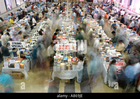 Folla al Libro Mostra e sale a Mumbai India Foto Stock