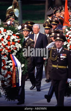 Boris Eltsin la Russia s primo Presidente democraticamente eletto presso la tomba del Milite Ignoto a Mosca Russia Foto Stock