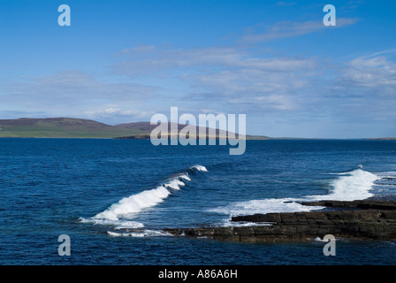 Dh Eynhallow Sound EVIE ORKNEY onde di rotolamento a terra seacliff rocce mare blu e Rousay costa dell'isola Foto Stock