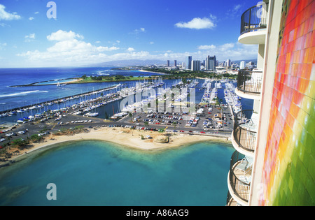 Rainbow Tower e l'Hilton Hawaiian Village Beach Resort & Spa e al di sopra di Ala Wai Porto di Waikiki, Honolulu Oahu, Hawaii USA Foto Stock