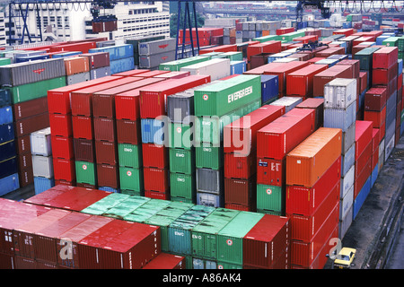Il carico di contenitori impilati nel porto di Singapore Foto Stock