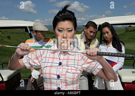 Vista di quattro persone guardando la fotocamera. Foto Stock