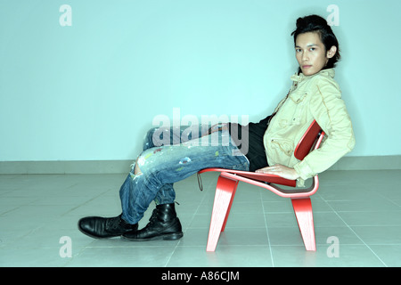 Uomo seduto su una sedia, ritratto Foto Stock